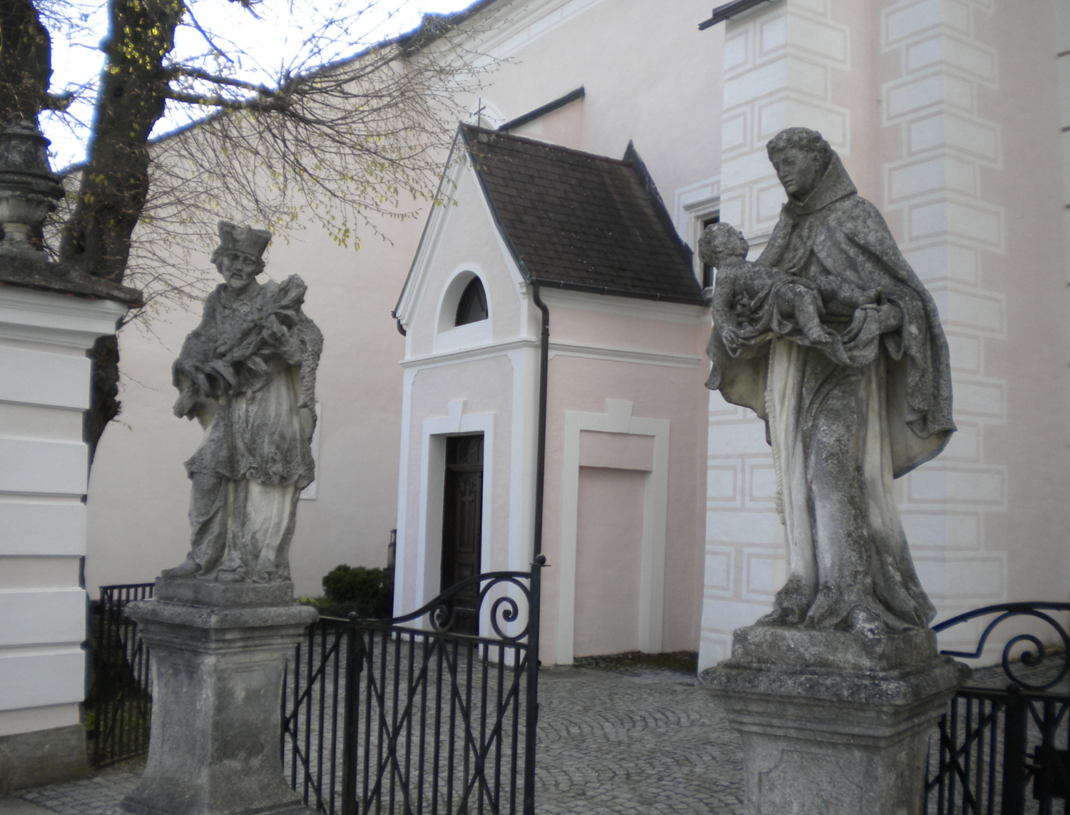 Außentor und Statuen